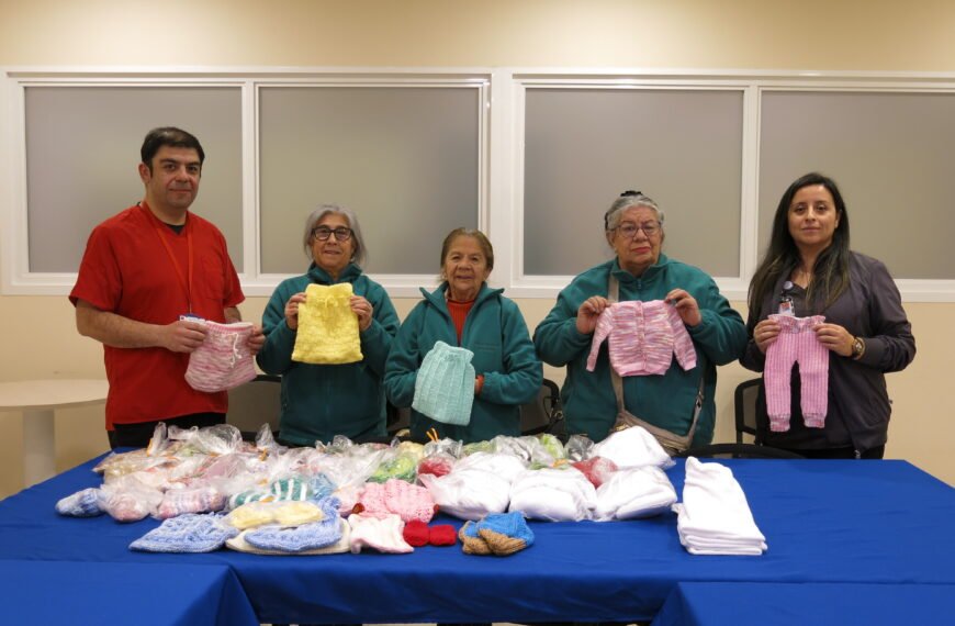 SERVICIO DE MATERNIDAD RECIBIÓ VALIOSA DONACIÓN DE ARTÍCULOS CONFECCIONADOS A MANO PARA RECIÉN NACIDOS