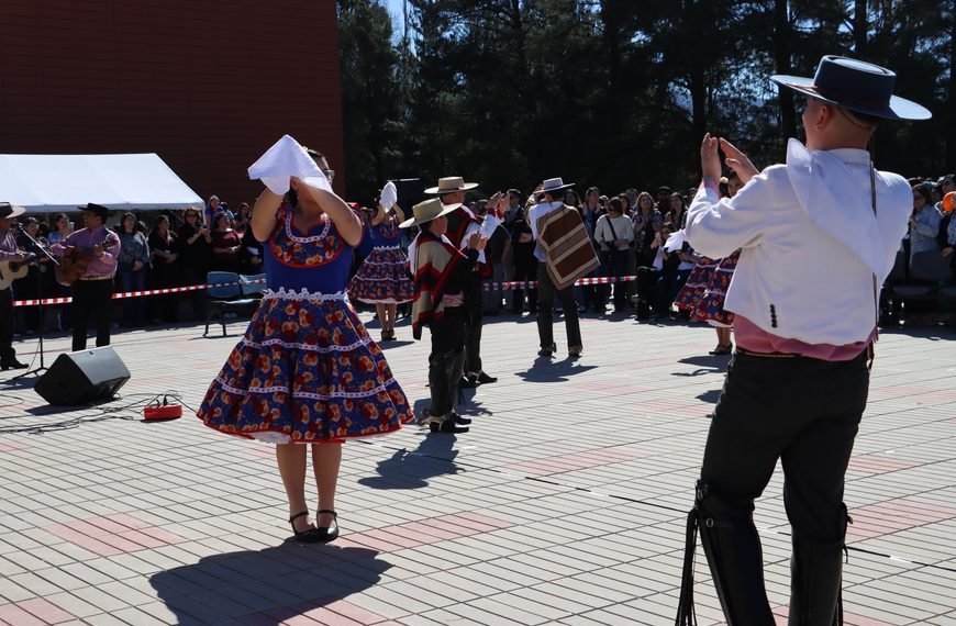 CELEBRAMOS LAS FIESTAS PATRIAS CON TRADICIONAL ESQUINAZO DIECIOCHERO
